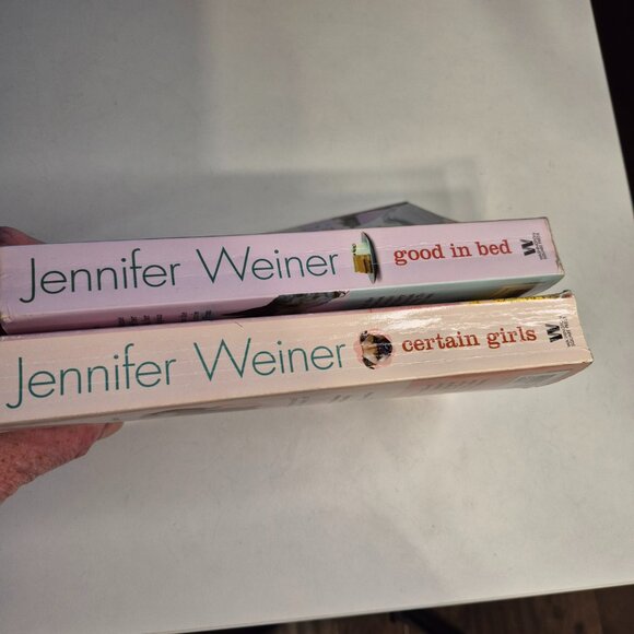 2 x Jennifer Weiner Books Good in Bed and Certain Girls - Picture 2 of 8